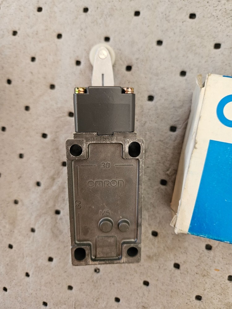 MAZAK D4B-2311 (N) Limit switch