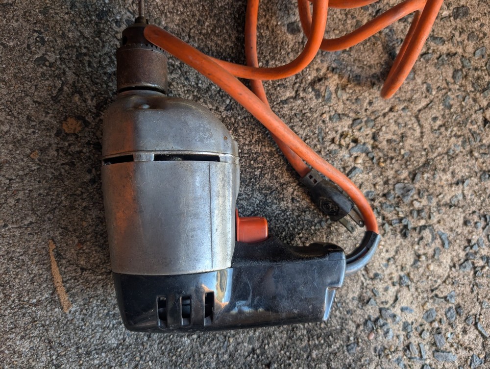 BLACK AND DECKER CORDED 3/8 DRILL WITHOUT CHUCK KEY *VINTAGE* *WORKING*