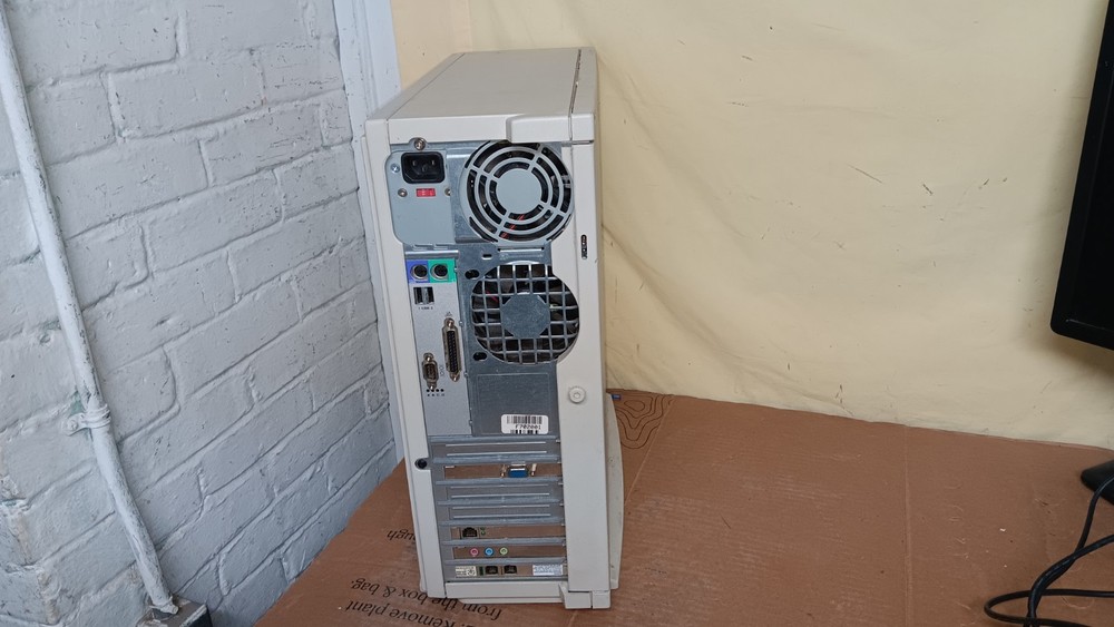 Vintage Dell Dimension 4100 Retro Desktop Computer Intel Pentium 733 MHz Boots