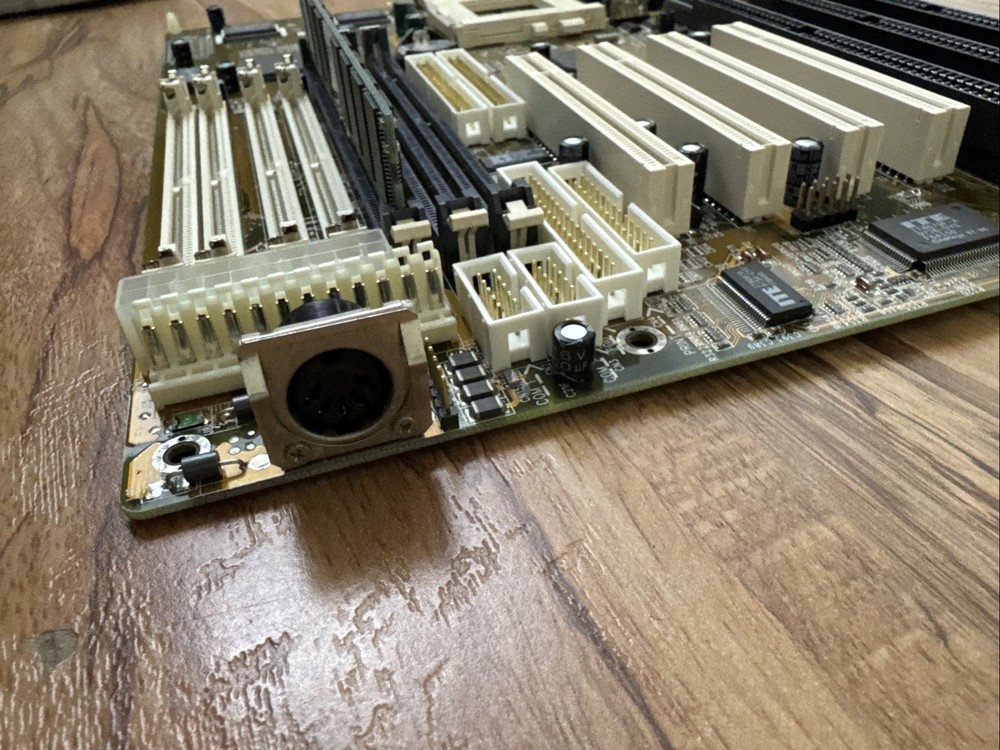 Vintage Shuttle HOT-569 Motherboard Socket 7