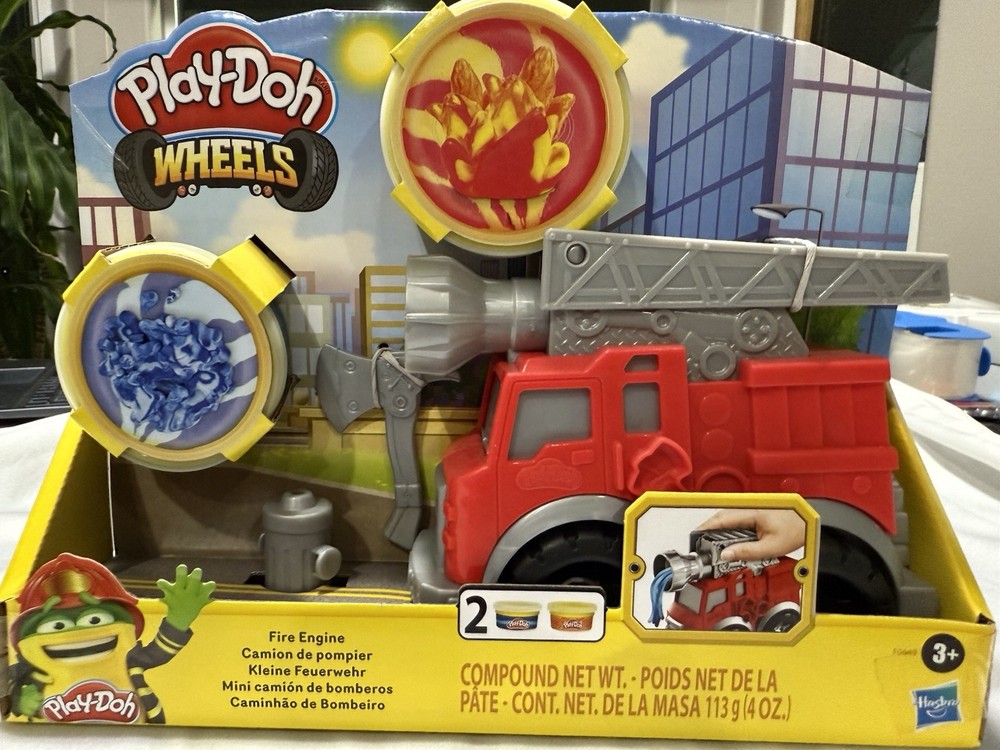 Play-Doh Wheels Fire Engine Playset with 2 Non-Toxic Modeling Compound Cans