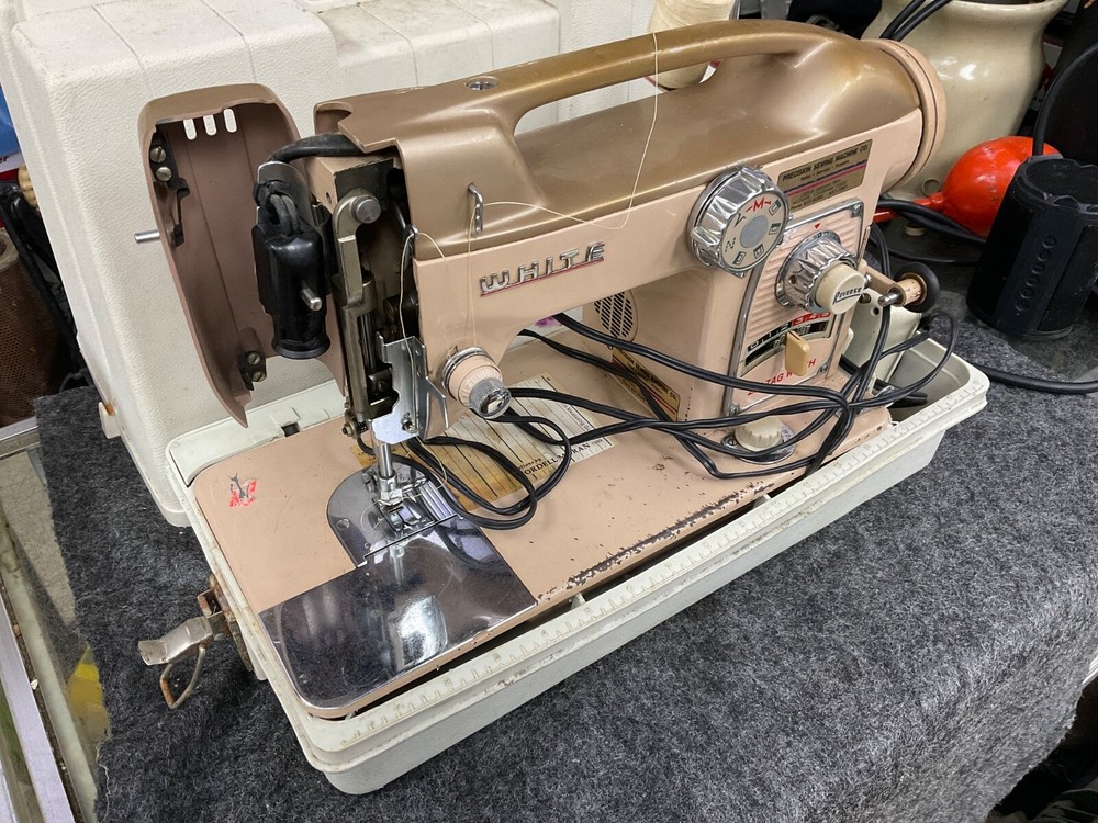 Vintage WHITE Sewing Machine Model 764 with Pedal