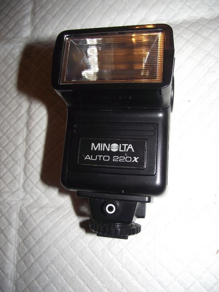 MINOLTA AUTO 220X SHOE MOUNT ELECTRONIC FLASH, WORKS,