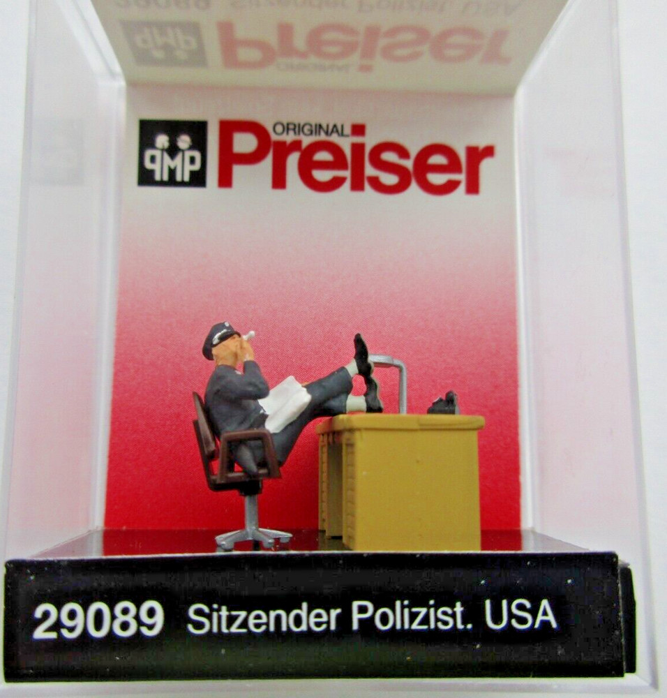 Preiser  - Policeman at Desk  #29089
