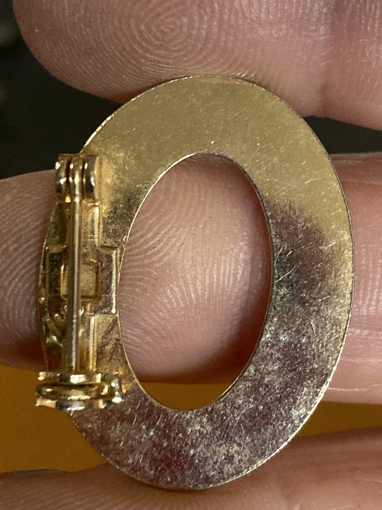 Gold tone oval Lapel Pin EUC K534