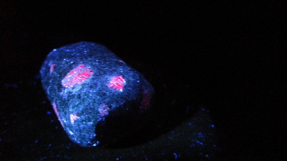 Natural Longwave Fluorescent Mineral Rock Ruby O76