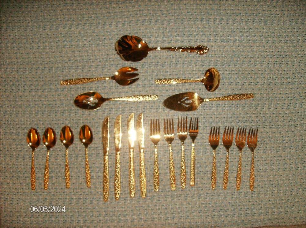 21 PC GOLD STAINLESS STEEL ROSE PATTERN 4 SETTING & 5 PC SERVING SET