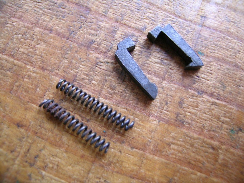 Mossberg Mod 42B, 42C, 42M, 42M(a), 42M(b), 42M(c), 42TR Extractor & Spring Set