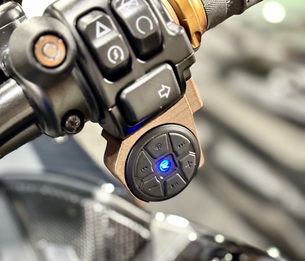 🇺🇸 SOFTAIL/LOW RIDER S/ST CUSTOM MOUNT AND BLUETOOTH CONTROLLER FOR HARLEY