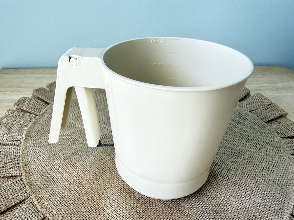 EKCO Hand Held 3-Cup Sifter With Lid-Off White-EUC