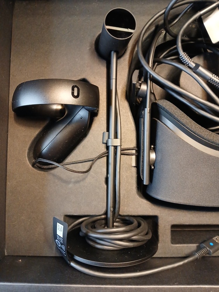 Meta Oculus Rift PC Virtual Reality System - Black (301-00095-01)