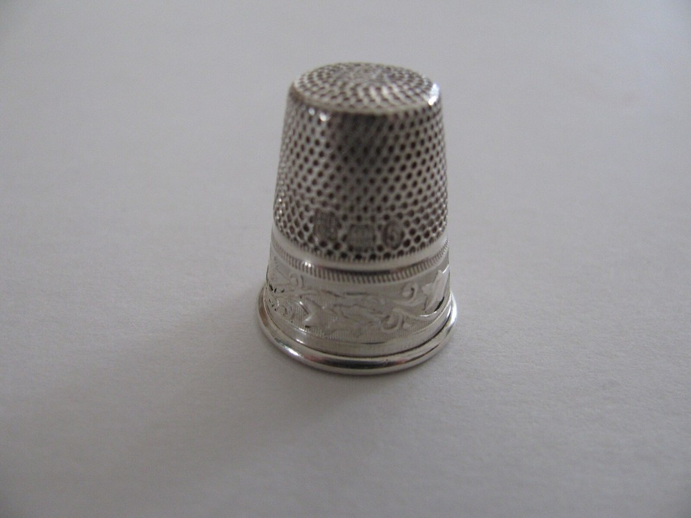 VTG / ANTIQUE FANCY STERLING THIMBLE SCRIPT BASE GERMANY MADE / NICE