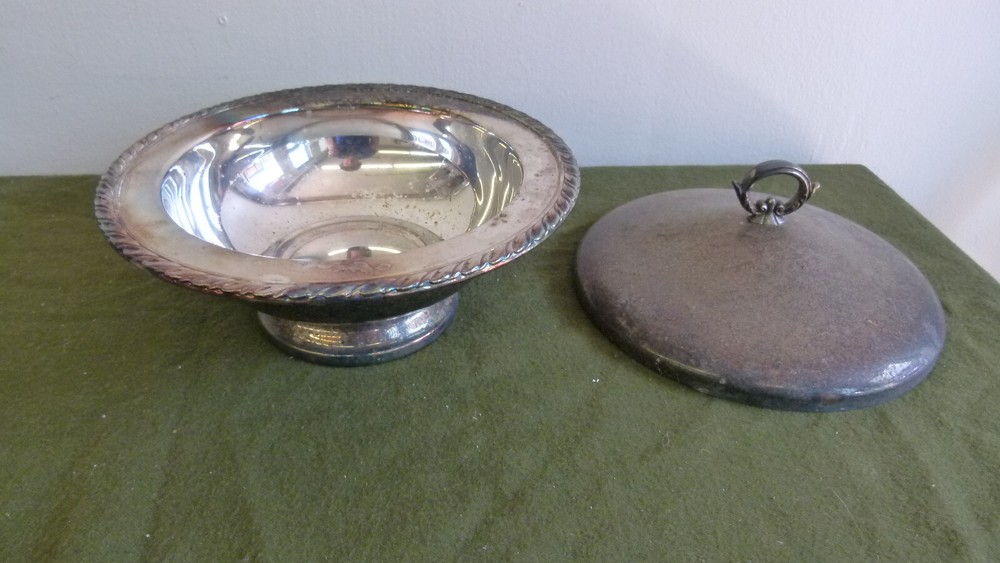 WM Rogers by Oneida LTD Silversmiths Lidded Silver Plated Serving Footed Dish