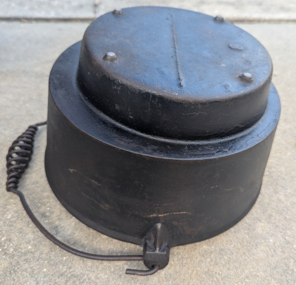 Cast Iron Gate Mark Eccentric Footed Offset Bottom Cowboy Pot Kettle Cauldron #8