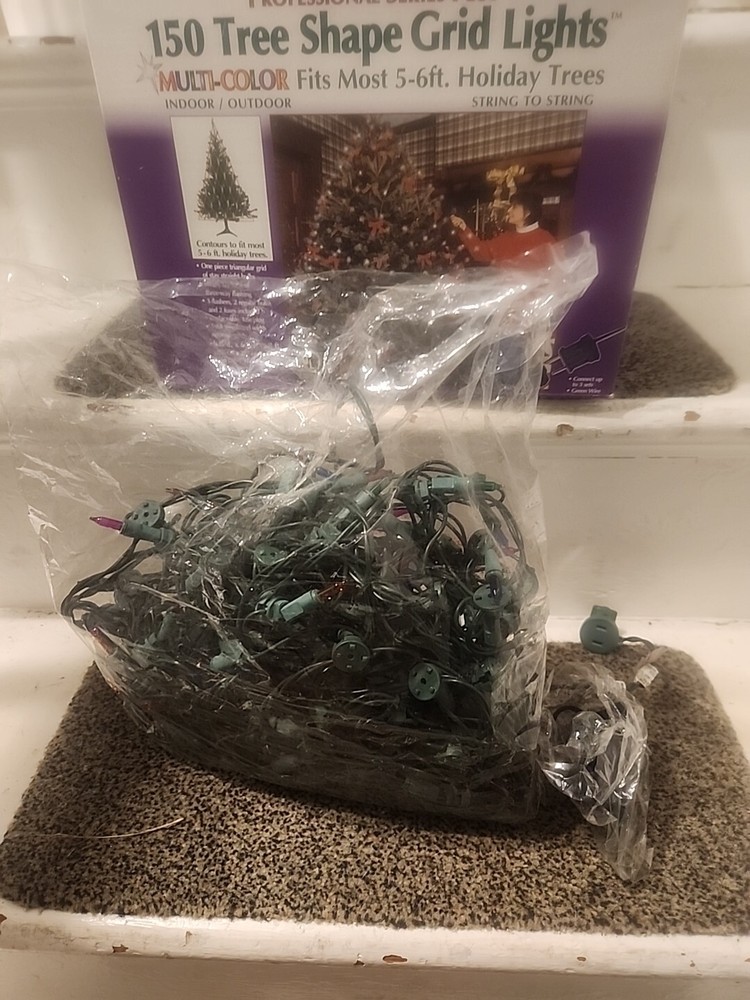 150 CHRISTMAS TREE SHAPE Grid Multi-Color Lights Fits 5-6ft Tree Open Box, Works