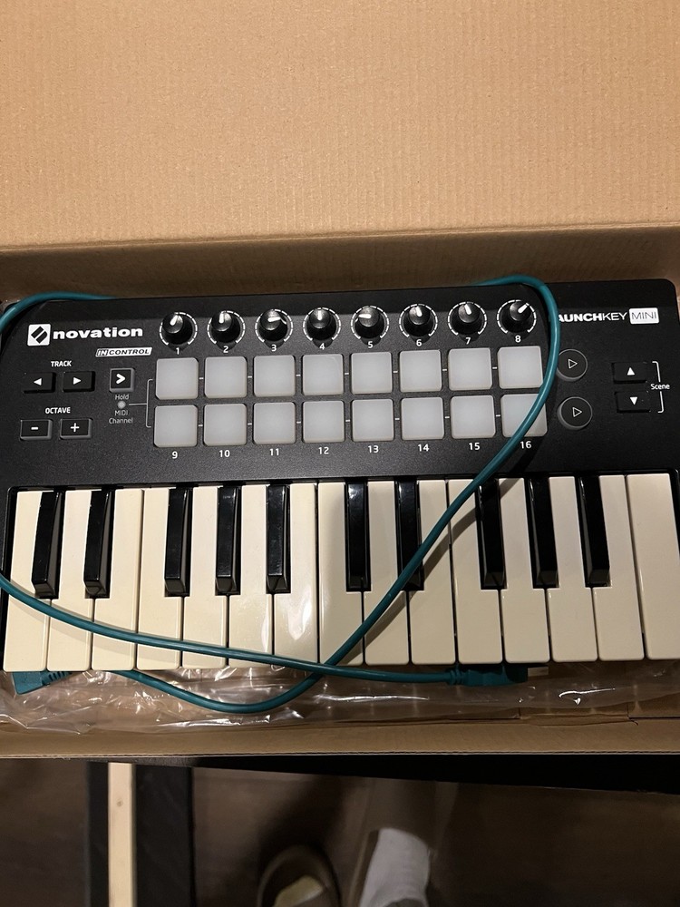 Novation Launchkey Mini Mk3 25 Mini-key Midi Keyboard Controller