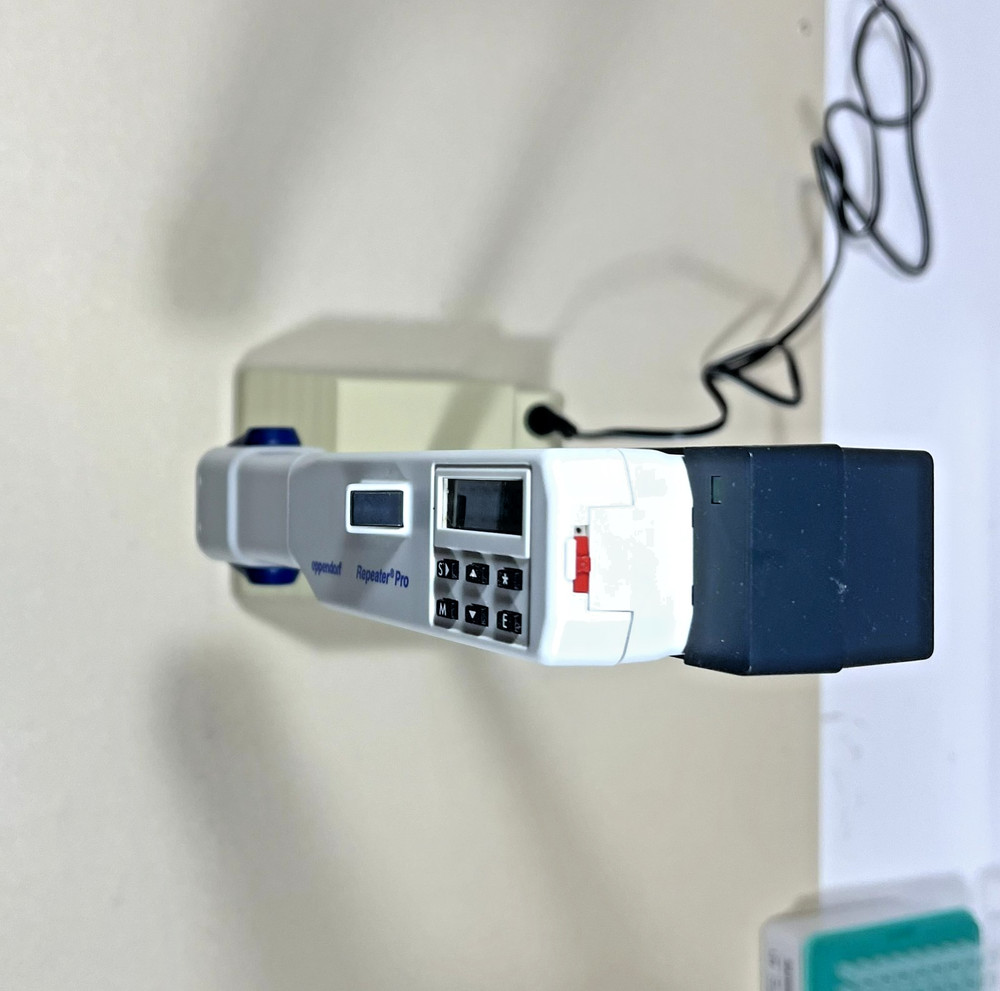 Eppendorf Repeater Pro Electronic Pipette Multi-Dispenser with Charging Stand