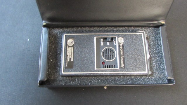 UNTESTED Vintage Omnitronics Handheld Personal Security Alarm  w/ Case A10