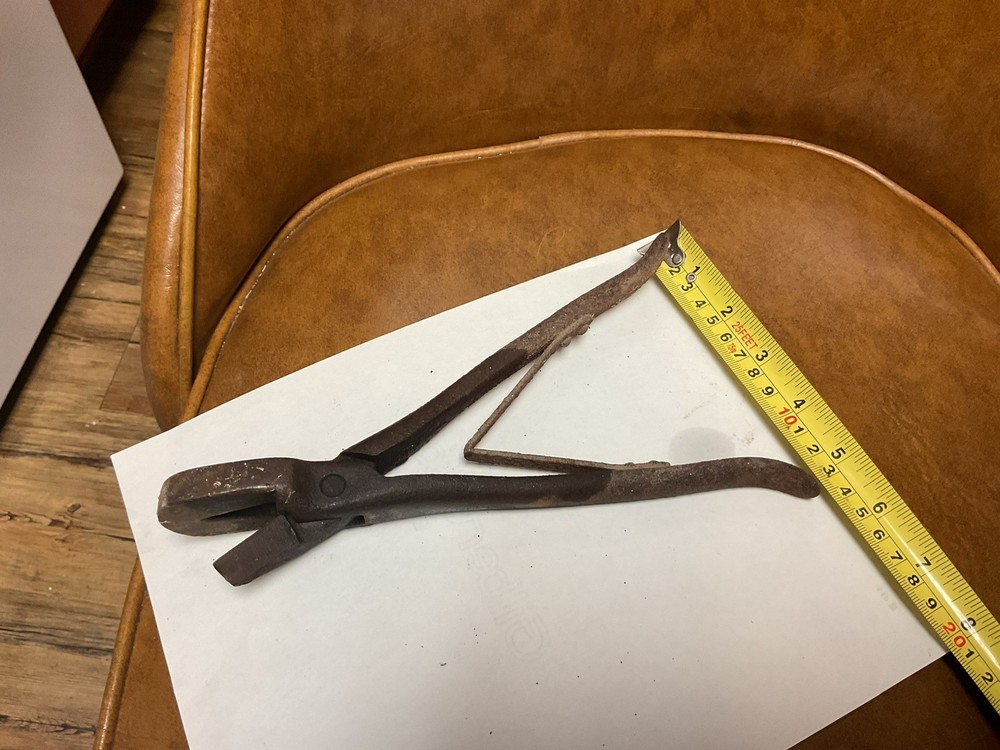 Vintage Cattle Ear Notcher. Good , Rusty. Works.