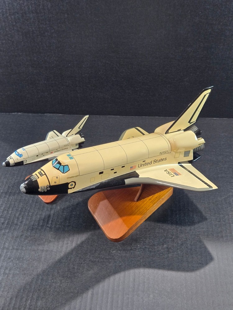 Orbiter Challenger w/ Small Orbiter Discovery Mahoghany Model