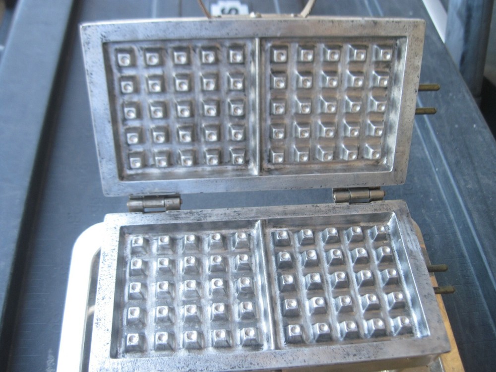 ANTIQUE WAFFLE MAKER WITH NO CORD MADE BY UNIVERSAL