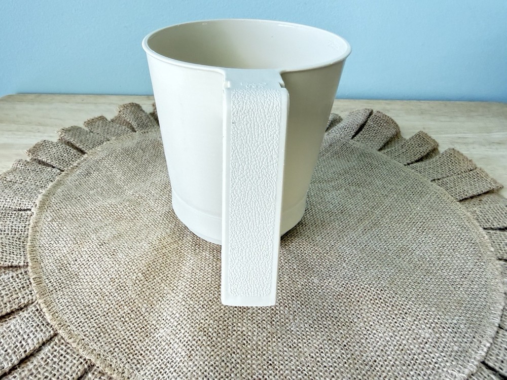 EKCO Hand Held 3-Cup Sifter With Lid-Off White-EUC