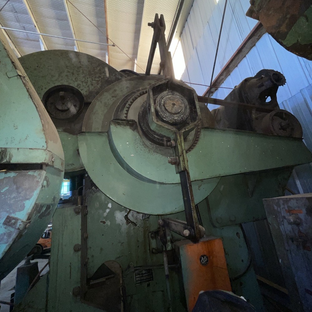 Chicago Punch Press 8ft X 2ft Bed￼90 Ton