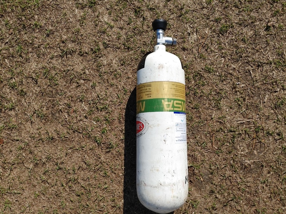 scuba diving oxygen tanks
