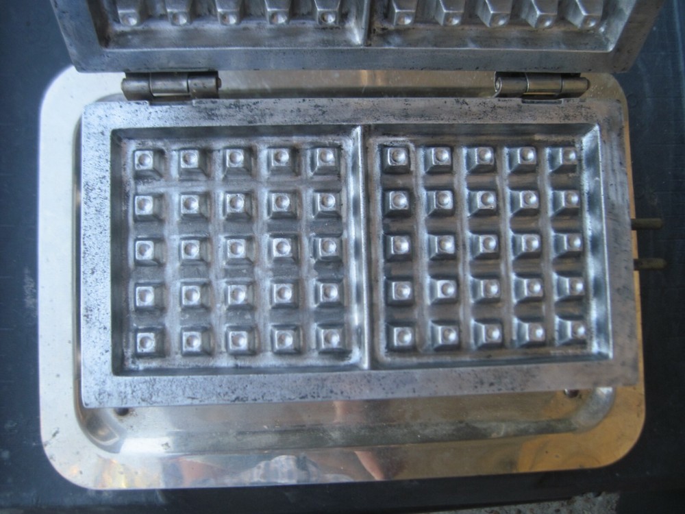ANTIQUE WAFFLE MAKER WITH NO CORD MADE BY UNIVERSAL