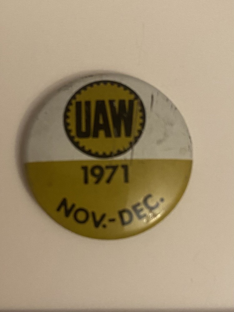 UAW Nov Dec 1971 Pin Back Button P57