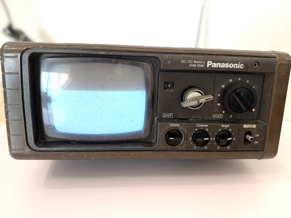 VINTAGE PANASONIC SOLID STATE PORTABLE TELEVISION TR-525