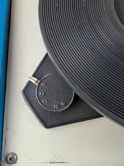 Vintage Columbia Masterwork Solid State Model M-2201 Travel Record Player