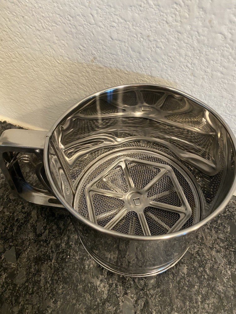 3-Cup Stainless Steel Flour Sifter Squeeze Handle