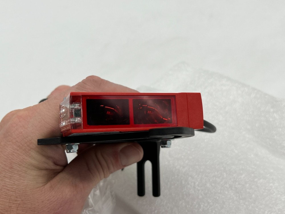 NEW Leuze HT46CI/4P-200-M12 Diffuse Sensor w/ Background Suppression 50129751