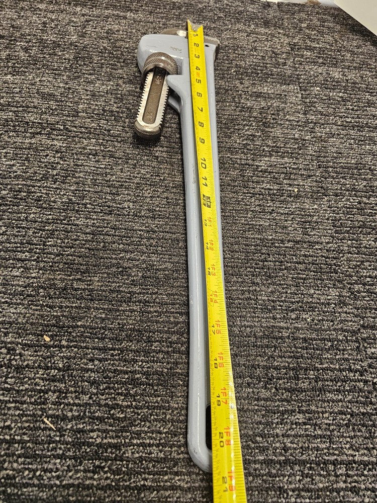 Adjustable Jaw Pipe Wrench 24" Size 21' Length Closed