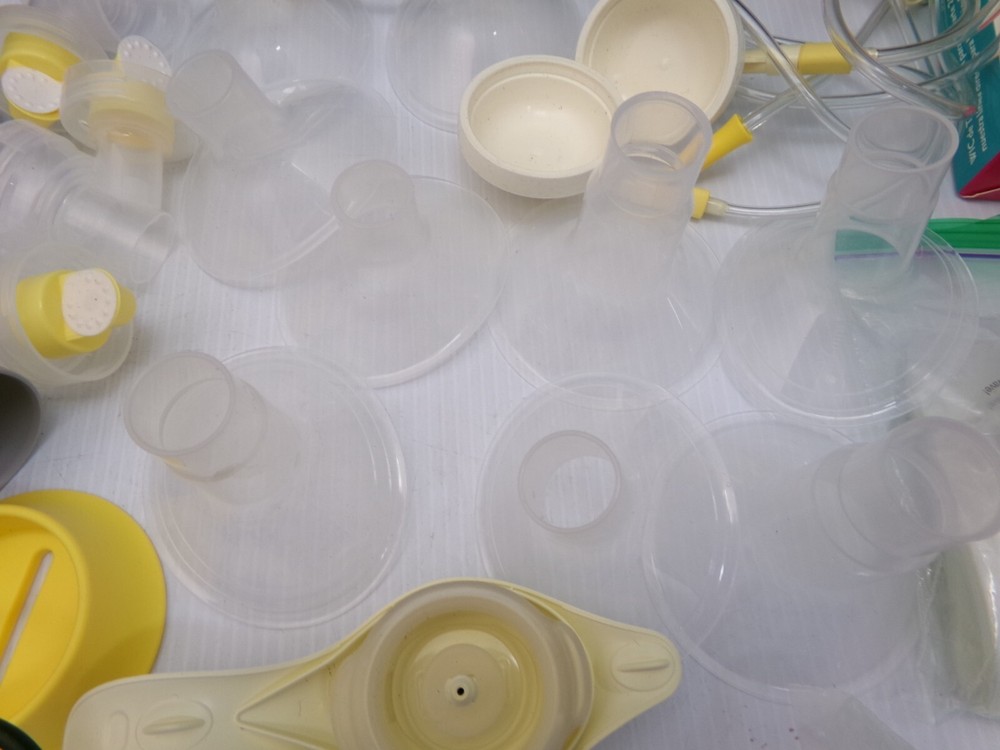 Medela Breast Pump W/ ACCESSORIES & CARRY CASE