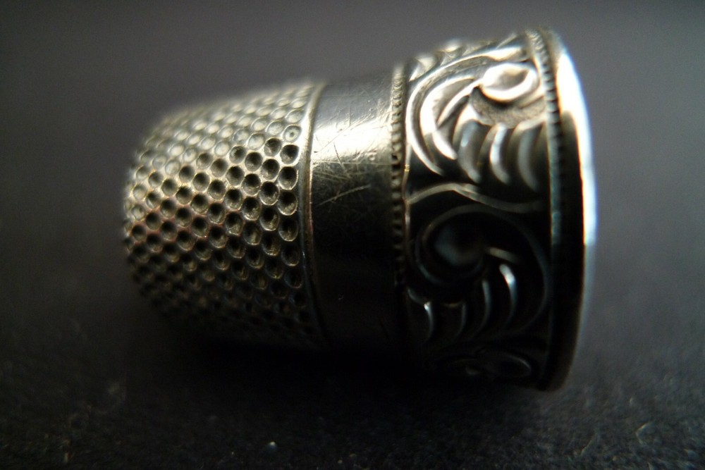 VINTAGE STERLING SILVER SEWING THIMBLE SCROLL DESIGN EDGING SIZE 10