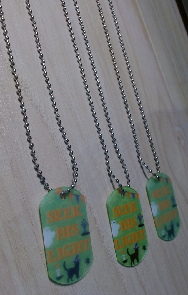Halloween Bible Verse"SEEK HIS LIGHT"plastic tag with rope chains 3pc