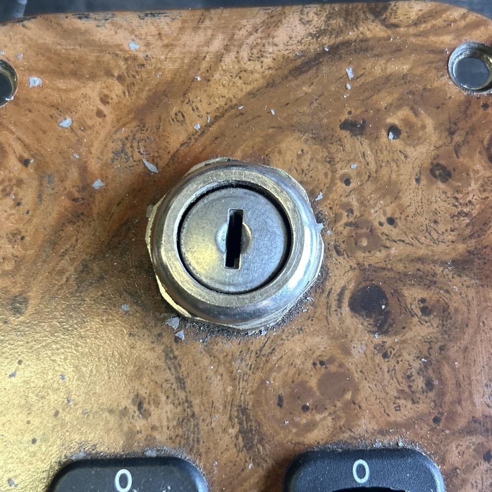 Peterbilt 387 Ignition key dash panel with key 17-05007M001