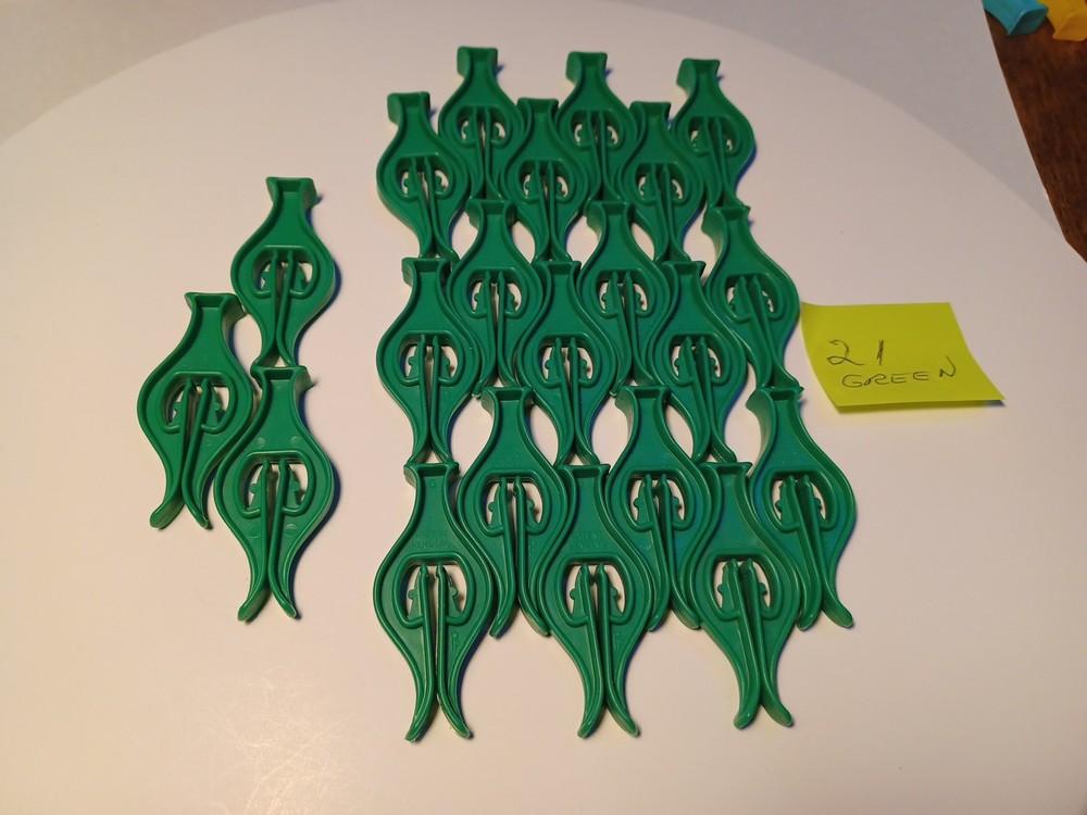 Vintage Plastic Clothes Pins Green Good Condition