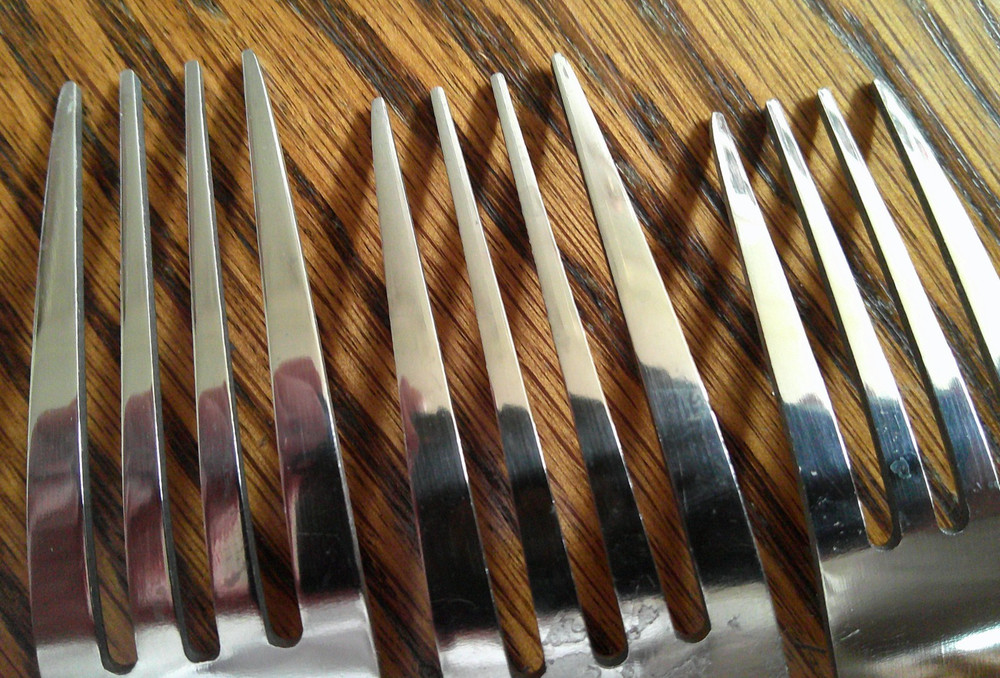 Farberware Clove Sand 2 dinner forks & 1 salad fork....EXCELLENT M6