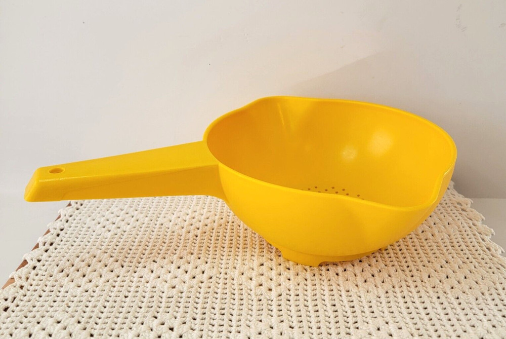 Vintage Tupperware Yellow Colander Strainer Footed 1 quart 2 Spouts Handle #1200
