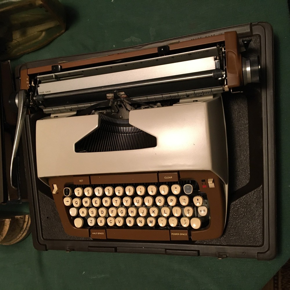 SMITH-CORONA CLASSIC 12 MANUAL PORTABLE TYPEWRITER-WITH MANUAL!