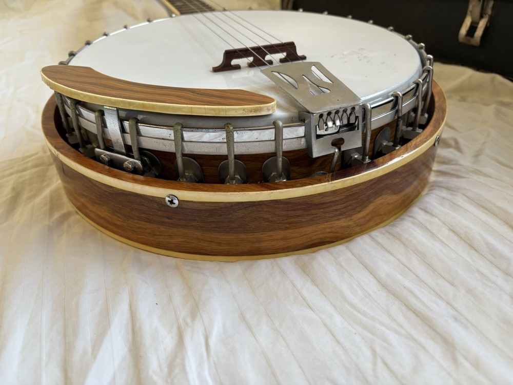 Conqueror 5-String Banjo Closed Back Wood Polished Brown White with Hard Case