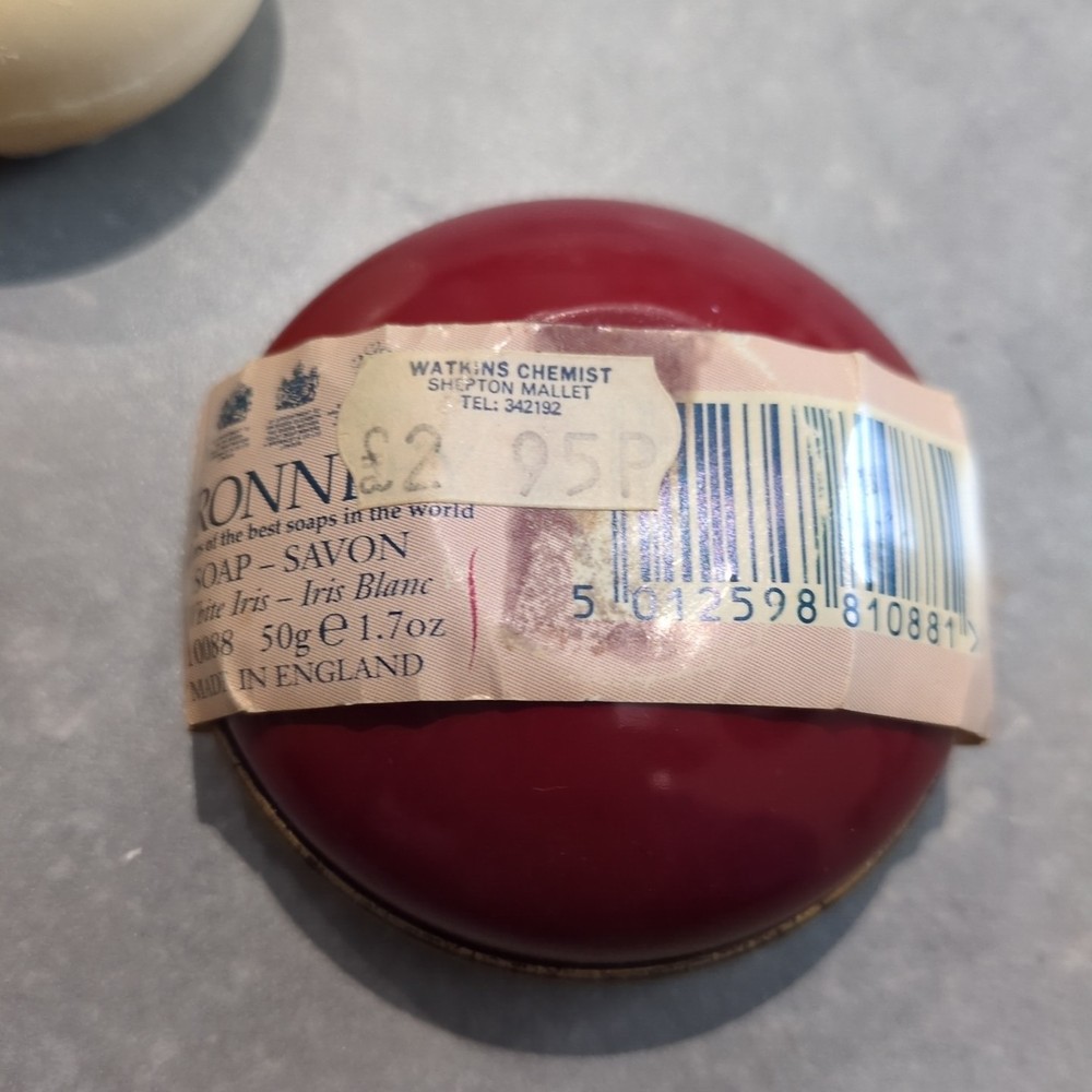 Bronnley White Iris Soap In Vintage Tin