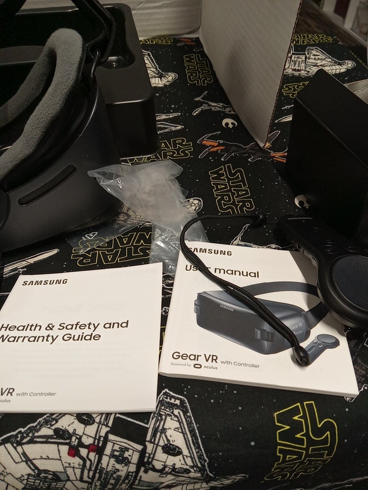 Samsung Gear VR with Controller Powered by Oculus with Original Box SM-R324