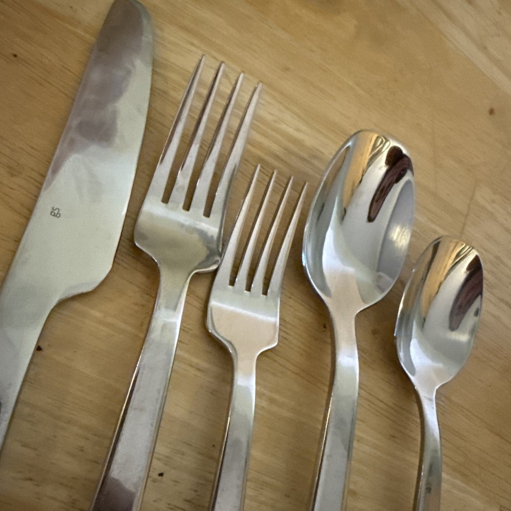 58 PC. GOURMET SETTINGS CAMI PATTERN GLOSSY STAINLESS FLATWARE SET.