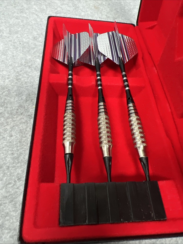 Dart Set in Hard Case - Unbranded - NICE - .4oz darts