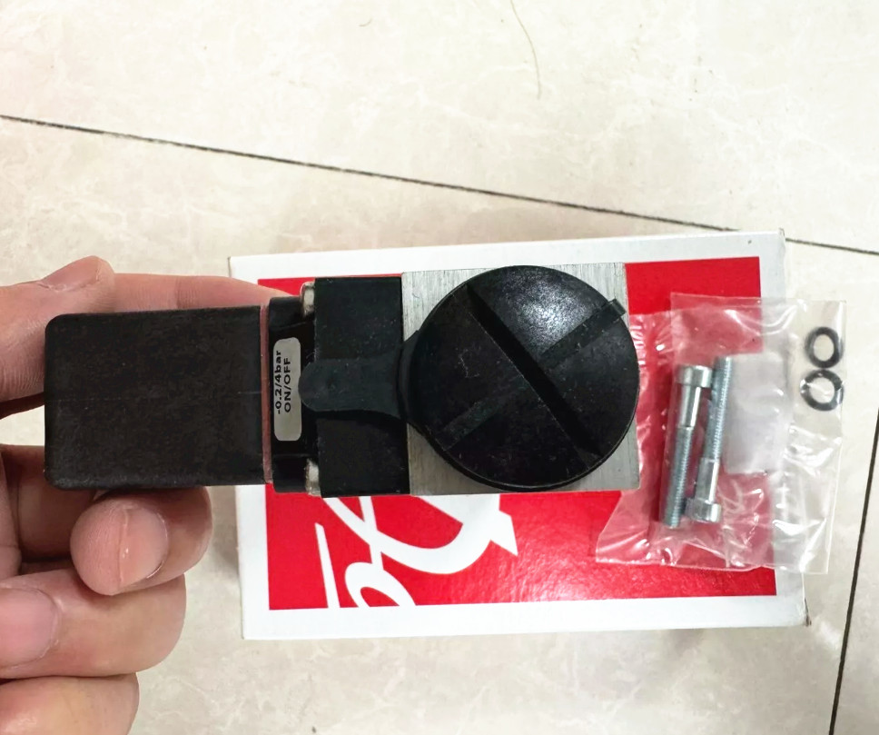 1pcs Danfoss MBC5100 061B000466 sensor