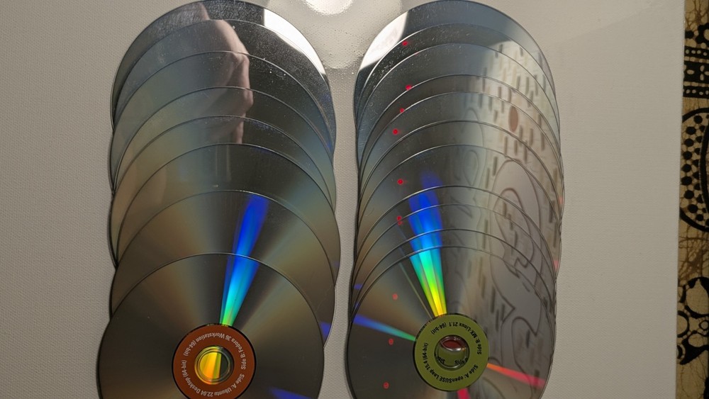 Lot bundle LINUX 51 Total 64 Bit operating System Instal & DVD Rom's